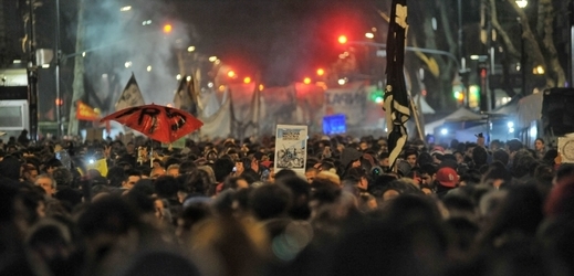 Tisíce Argentinců demonstrovaly ve čtvrtek večer v centru Buenos Aires proti úsporným ekonomickým opatřením vlády prezidenta Mauricia Macriho.