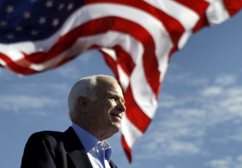 V sobotu zemřel americký republikánský politik a senátor za stát Arizona John McCain. Byl ostrým kritikem politiky Donalda Trumpa.