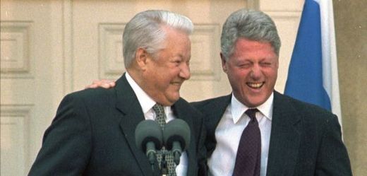 Ruský prezident Boris Jelcin (vlevo) a americký prezident Bill Clinton (vpravo).