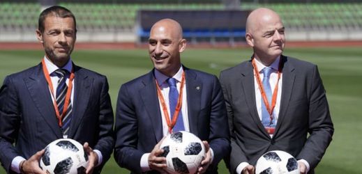 Zleva Čeferin, Rubiales a Infantino. Vrchní představitelé UEFA.