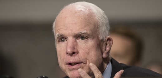 Americký senátor John McCain.