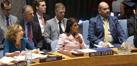 Velvyslankyně Spojených států při Organizaci spojených národů Nikki Haleyová (uprostřed).
