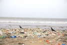Znečištěná pláž plastovým odpadem, Mumbai, Indie.