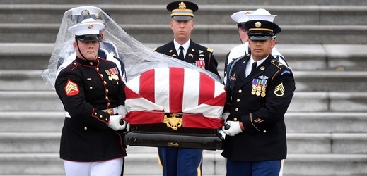 Rakev zesnulého senátora Johna McCaina na cestě z Kapitolu do washingtonské národní katedrály. 