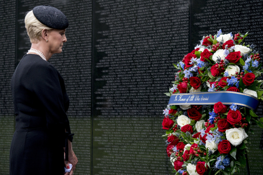 Cindy McCaionvá položila věnec k památníku veteránům války ve Vietnamu.