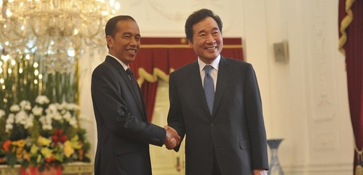 Prezident Indonésie Joko Widodo (vlevo) s jihokorejským premiérem Lee Nak-yeonem.