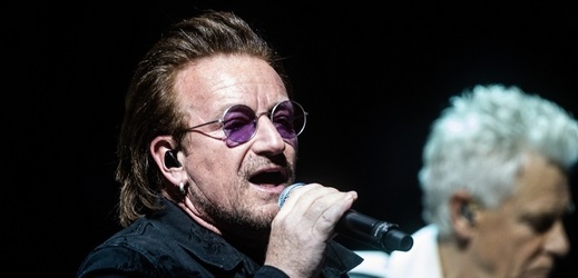 Zpěvák Paul David Hewson (Bono) na koncertě v berlínské Mercedes-Benz Aréně.