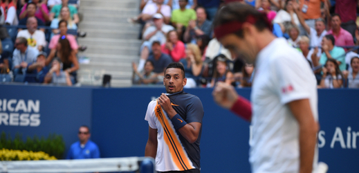 Kyrgios (v pozadí) nemůže uvěřit prohozu, který Federer právě zahrál.