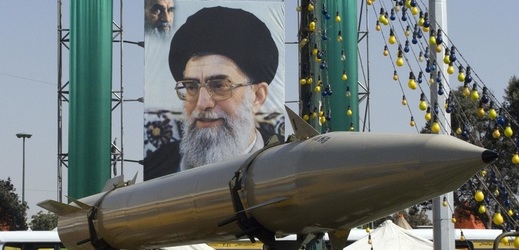 Portrét íránského nejvyššího duchovního ajatolláha Chameneího.