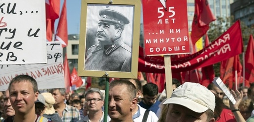 Mnozí demonstranti v Moskvě s sebou přinesli transparenty a rudé vlajky.