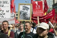 Mnozí demonstranti v Moskvě s sebou přinesli transparenty a rudé vlajky.
