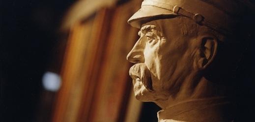 Detail sochy prezidenta Tomáše Garrigua Masaryka od Jana Štursy v salonku na Masarykově nádraží.