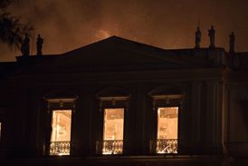 Brazilské Národní muzeum v plamenech.