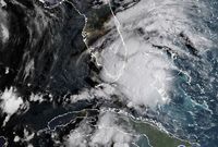 Tropická bouře Gordon na satelitních snímcích.
