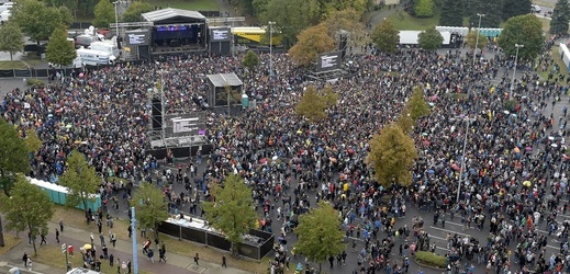 Koncertu se účastí kolem padesáti tisíc lidí.