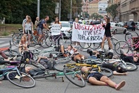Cyklisté zablokovali jednu z rušných křižovatek v Brně.