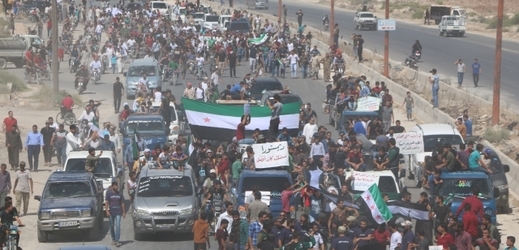 Protest proti útokům v provincii Idlib v Sýrii.