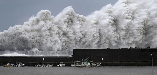 Následkem tajfunu Jebi zasáhly japonské pobřeží vysoké vlny.