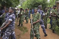 Příslušníci burundské policie a armády na místě útoku, při němž bylo zabito přes dvacet osob.