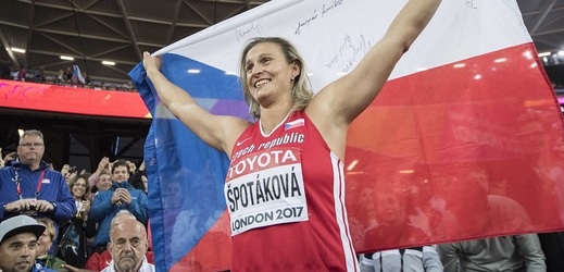 Oštěpařka Barbora Špotáková obdrží zlatou medaili ze světového šampionátu 2011.