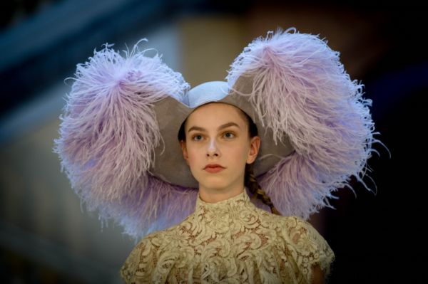 Některé modely návrhářky Kubíčkové jsou doplněny peřím ve formě netradičních klobouků.