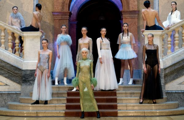 Svou kolekci především večerních šatů na příští sezonu představila na přehlídce v pražském Rudolfinu módní návrhářka Zuzana Kubíčková.