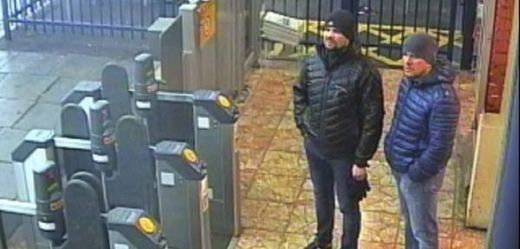 Podezřelí Rusové na nádraží v Salisbury.