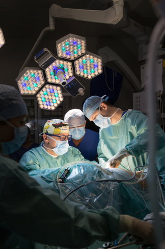 Lékaři provádějící operaci.