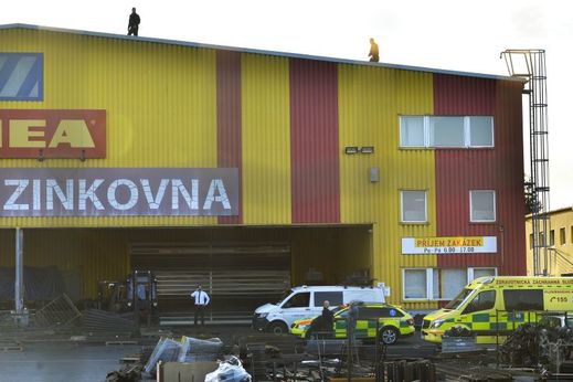 Na výrobní halu v Plzni spadl vrtulník, čtyři lidé zemřeli