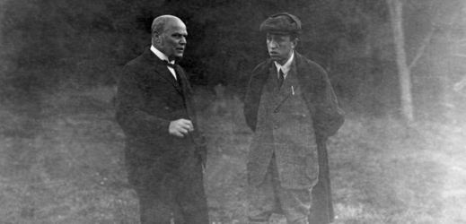 Antonín Švehla na archivním snímku s Karlem Čapkem.
