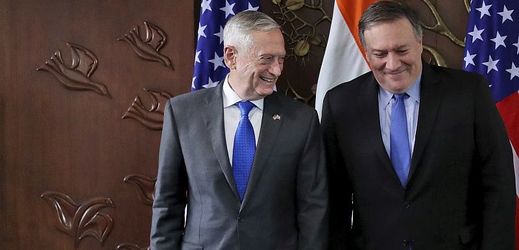 Zleva americký ministr obrany James Mattis a ministr zahraničí Mike Pompeo. 