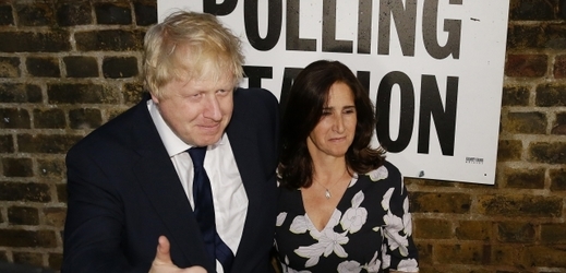 Bývalý britský ministr zahraničí Boris Johnson se ženou.