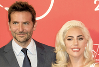 Bradley Cooper a Lady Gaga na červeném koberci během Filmového festivalu v Benátkách.