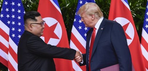 Kim Čong-un a Donald Trump během červnového setkání.