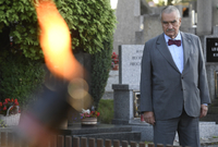 Čestný předseda TOP09 Karel Schwarzenberg vzdal hold památce prezidenta Masaryka.