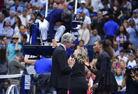 Serena Williamsová v hádce se supervisorem turnaje u umpiru.