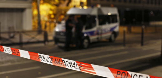 Vůz pařížské policie po útoku.