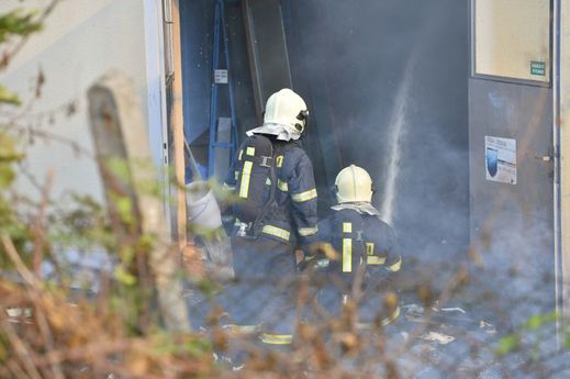 V Plzni hoří ubytovna, na místě deset zraněných.