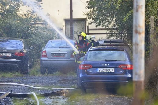 V Plzni hoří ubytovna, na místě deset zraněných.