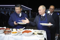 Si Ťin-Pching a Vladimir Putin si společně pochutnali na ruských specialitách.