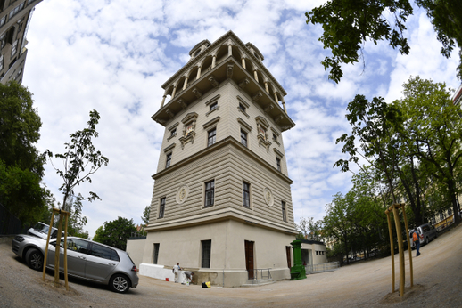 Hájkova rekonstrukce vodárenské věže na Letné pro dům dětí a mládeže a mateřskou školu.