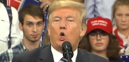 Mladík byl při Trumpově (na snímku) projevu nahrazen kráskami. Byl málo nadšený.