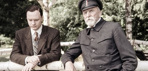 Jan Budař jako Čapek a Martin Huba jako Masaryk v prvních záběrech filmu Hovory s TGM.