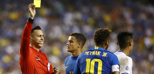 Brazilský útočník Neymar kritizoval sudího Marrufa za udělení žluté karty.