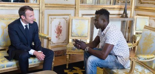 Francouzský prezident Emmanuel Macron (vlevo) a imigrant Spiderman Mamadou Gassama.