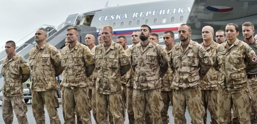 Na letiště v pražských Kbelích přiletěl speciál s vojáky, kteří působili v zahraniční operaci v Mali.