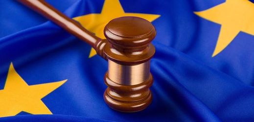 Soudní kladívko, vlajka EU.