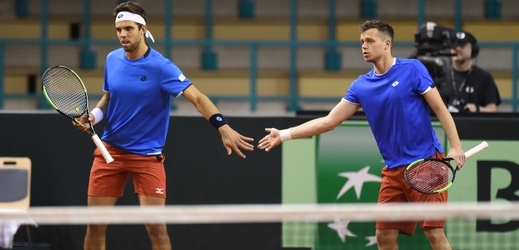 Čeští tenisté Veselý a Pavlásek při jednom z utkání Davis Cupu.
