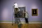 Na hurikán se připravují i muzea a umělecké galerie. Zaměstnanci dávají obrazy ze zdí v blízkosti oken, aby nebyly cenné malby poškozeny.