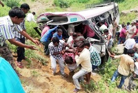 Nehody autobusu jsou v Indii častým jevem, před dvěma dny takto zemřelo 57 lidí.